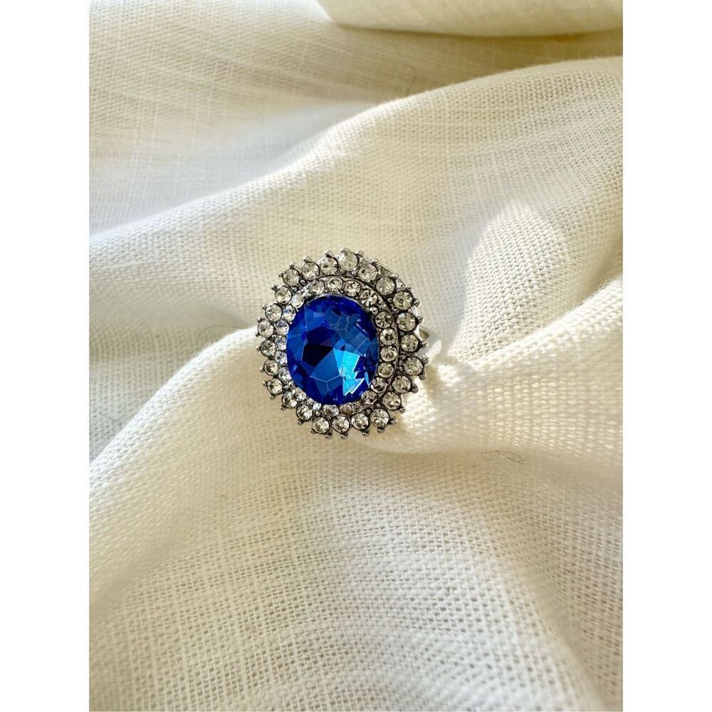 Bright blue oval dangle adjustable ring ￼